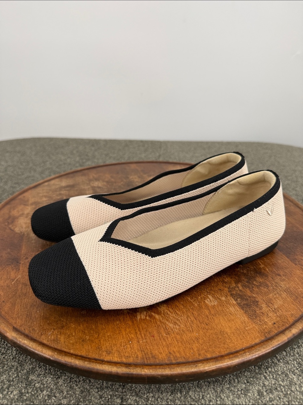 Vivaia Shoe Wm 37.5 US 7 Margot 2.0 Square Toe V-Cut Ballet Flats Tan Black Knit